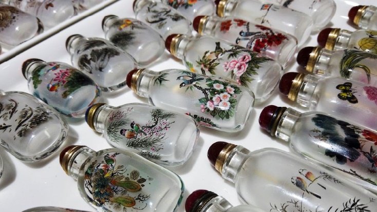 En Chine, l'art des flacons peints à réinventer
