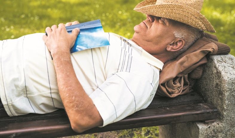 Faire souvent la sieste, un signe précoce d’Alzheimer ?