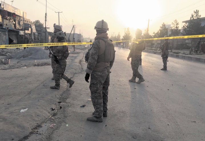 Violente attaque talibane à Kaboul durant la visite d’un émissaire américain