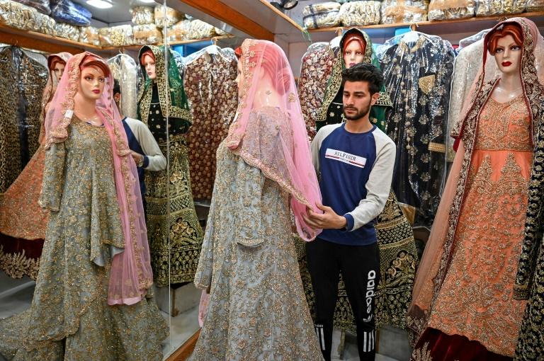 ​Au Cachemire indien, les mariages fastueux à la diète forcée