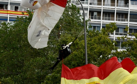 Insolite : Un parachutiste heurte un lampadaire en plein défilé militaire