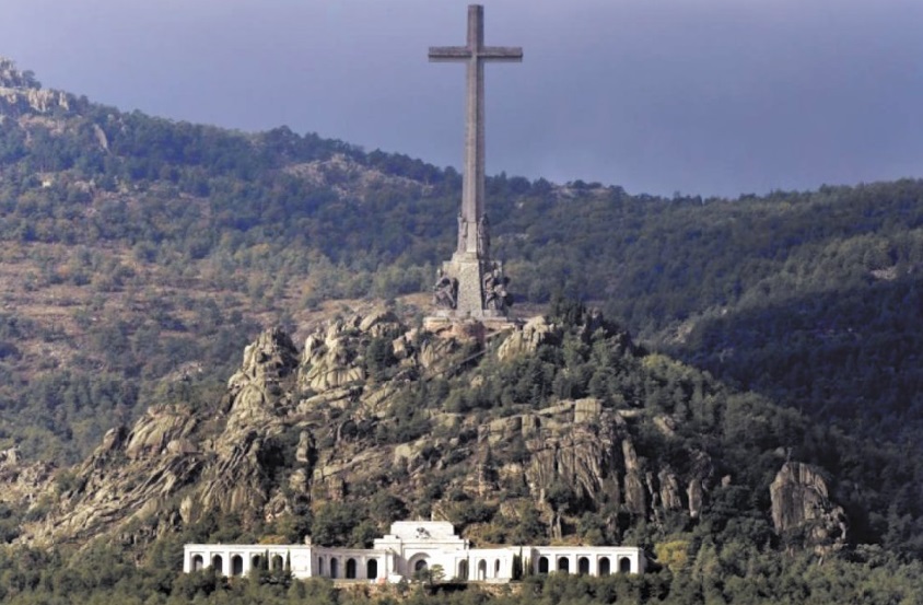 L'Espagne exhume le dictateur Franco de son mausolée monumental