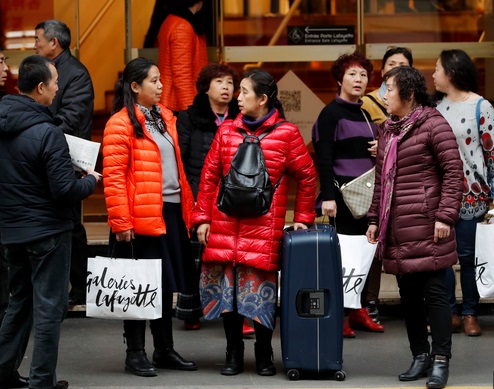 Les touristes chinois et américains les plus dépensiers en shopping à Paris