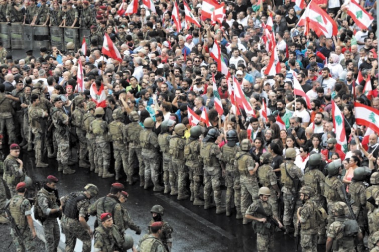 Au Liban, une mobilisation inédite émaillée par des incidents nocturnes