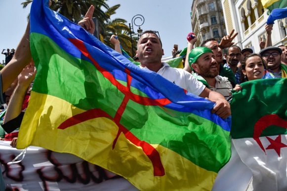 Début du procès de 42 manifestants algériens ayant arboré des drapeaux berbères