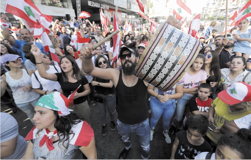 Manifestants en colère et routes bloquées au liban après un discours du président