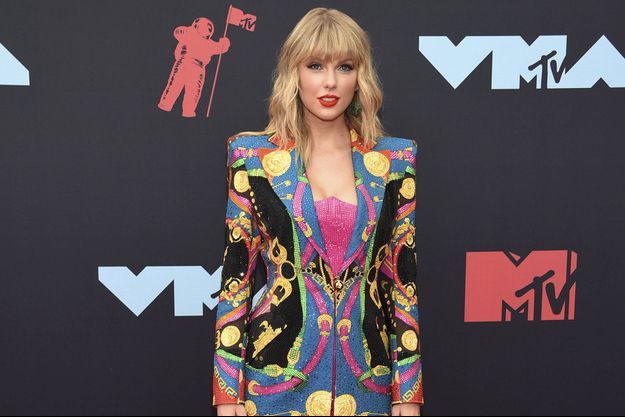 L'ex-label de Taylor Swift dit l'autoriser à chanter ses vieux tubes à la télé