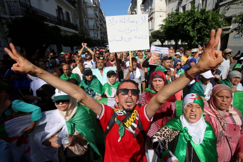 Les étudiants algériens manifestent contre la tenue de la présidentielle