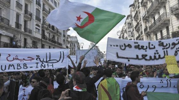 Les étudiants algériens dans la rue malgré le décès du général Gaid Salah