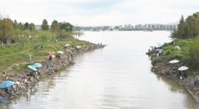 Sur les bords du Yangtsé, des “guerriers” contre l'eau qui tue