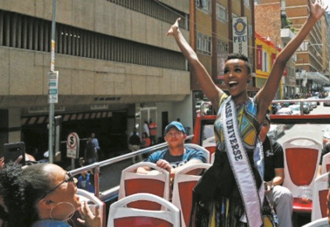 De retour en Afrique du Sud, Miss Univers “inspire” les jeunes Noires