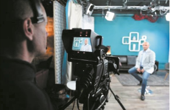 Avec Dikh TV, les Roms hongrois passent du ghetto au studio Avec Dikh TV, les Roms hongrois passent du ghetto au studio