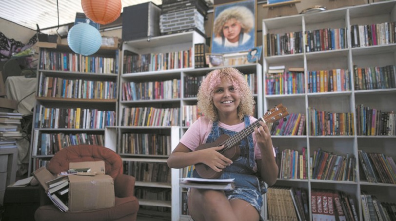À 12 ans, elle transmet sa passion des livres dans une favela de Rio