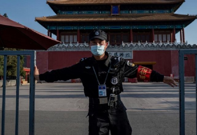 Face au virus, Pékin se mue en cité interdite