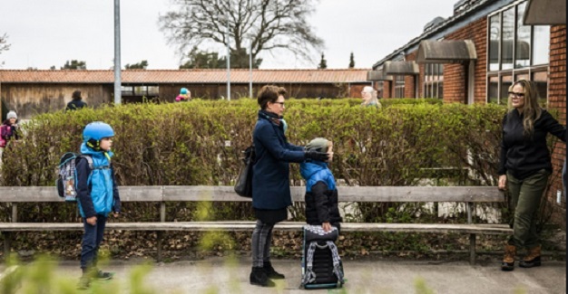 Après un mois loin des salles de classe, les jeunes Danois reprennent le chemin de l'école