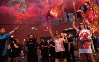 ​Des centaines de supporters de Liverpool fêtent le titre à Anfield