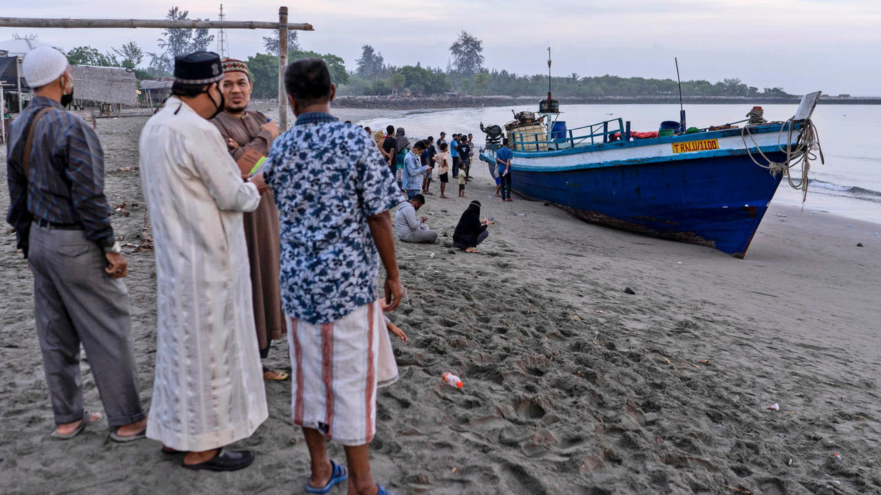 Près de 300 réfugiés rohingyas débarquent en Indonésie