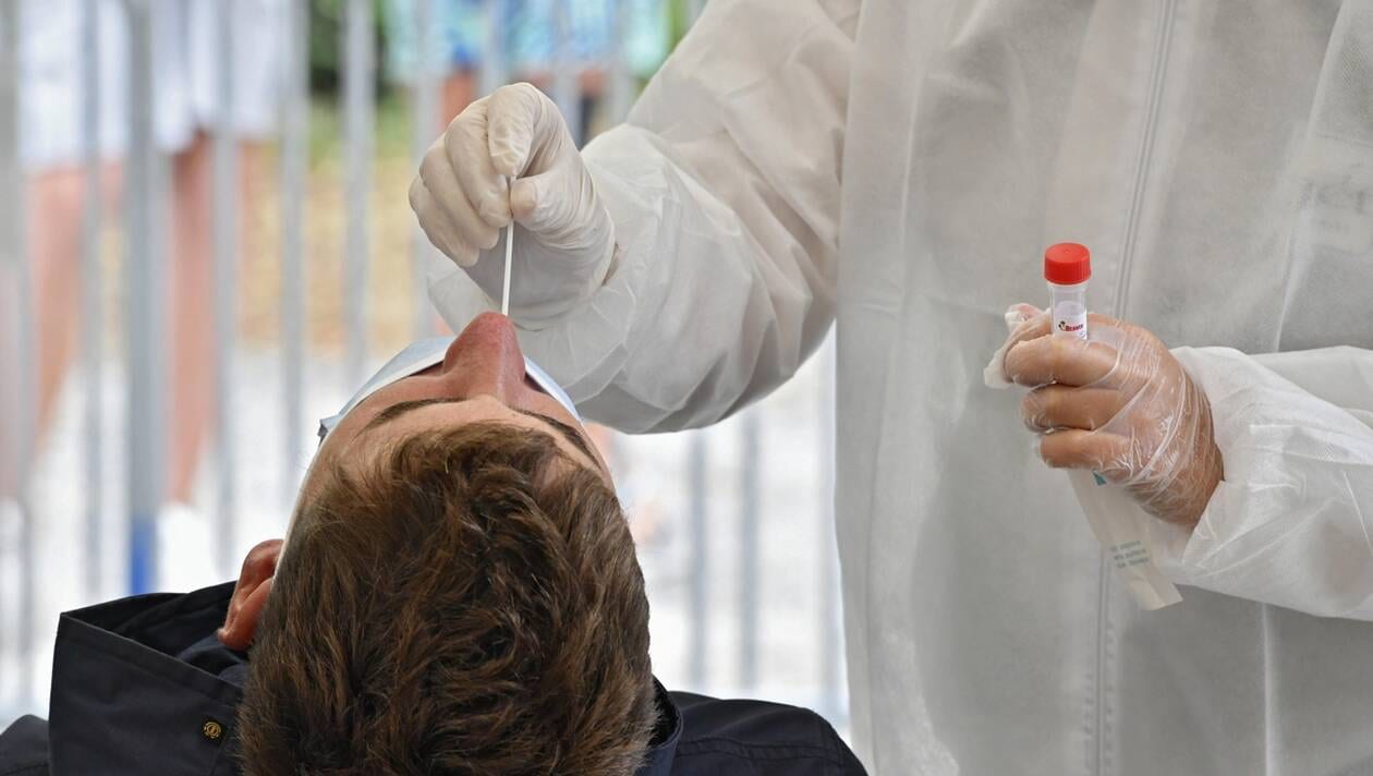 Tests antigéniques, une solution à l'engorgement des laboratoires ? Tests antigéniques, une solution à l'engorgement des laboratoires ?