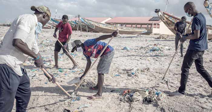 Au Sénégal, la tâche infinie de nettoyer les plages