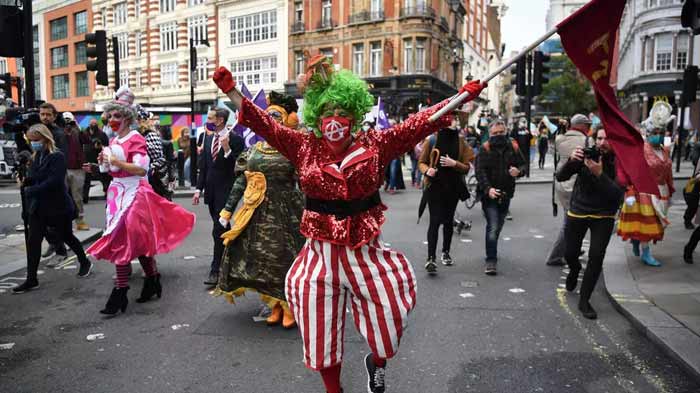 Menacé par le Covid-19, le monde du spectacle manifeste à Londres