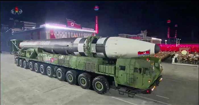 La Corée du Nord menace en dévoilant un nouveau missile géant