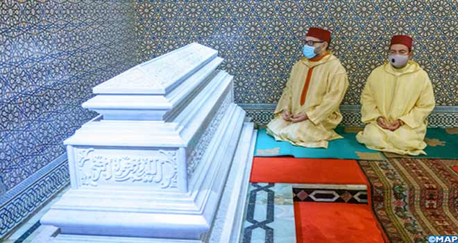 S.M le Roi Mohammed VI se recueille sur la tombe de S.M Hassan II