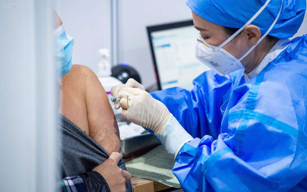 Le Royaume-Uni commence à injecter le vaccin d'AstraZeneca et Oxford