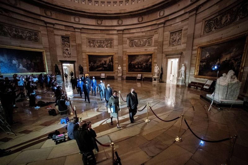 L'acte d'accusation de Trump déposé dans un Capitole encore meurtri par les violences