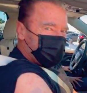 Schwarzenegger se fait vacciner contre la Covid-19 et convoque Terminator Schwarzenegger se fait vacciner contre la Covid-19 et convoque Terminator