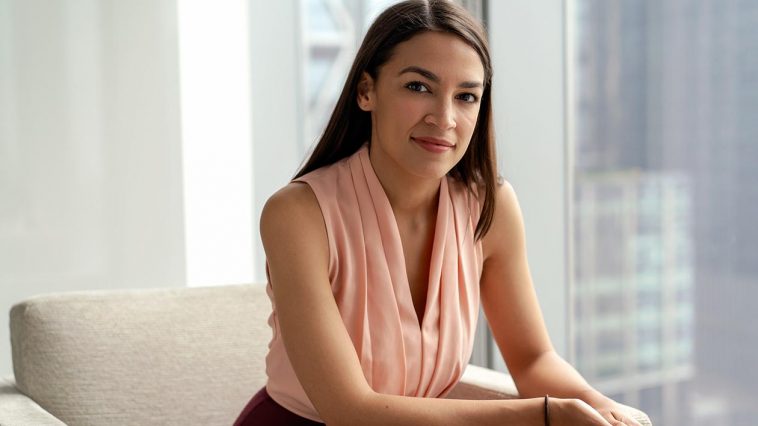 Alexandria Ocasio-Cortez, star des réseaux sociaux plus que jamais cible des conservateurs Alexandria Ocasio-Cortez, star des réseaux sociaux plus que jamais cible des conservateurs