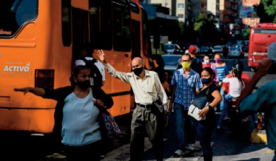 Dans un Venezuela en crise, les autobus se transforment en bureaux de change Dans un Venezuela en crise, les autobus se transforment en bureaux de change