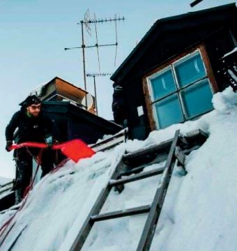 En Suède, les “déneigeurs du ciel” bravent le vertige sur les toits