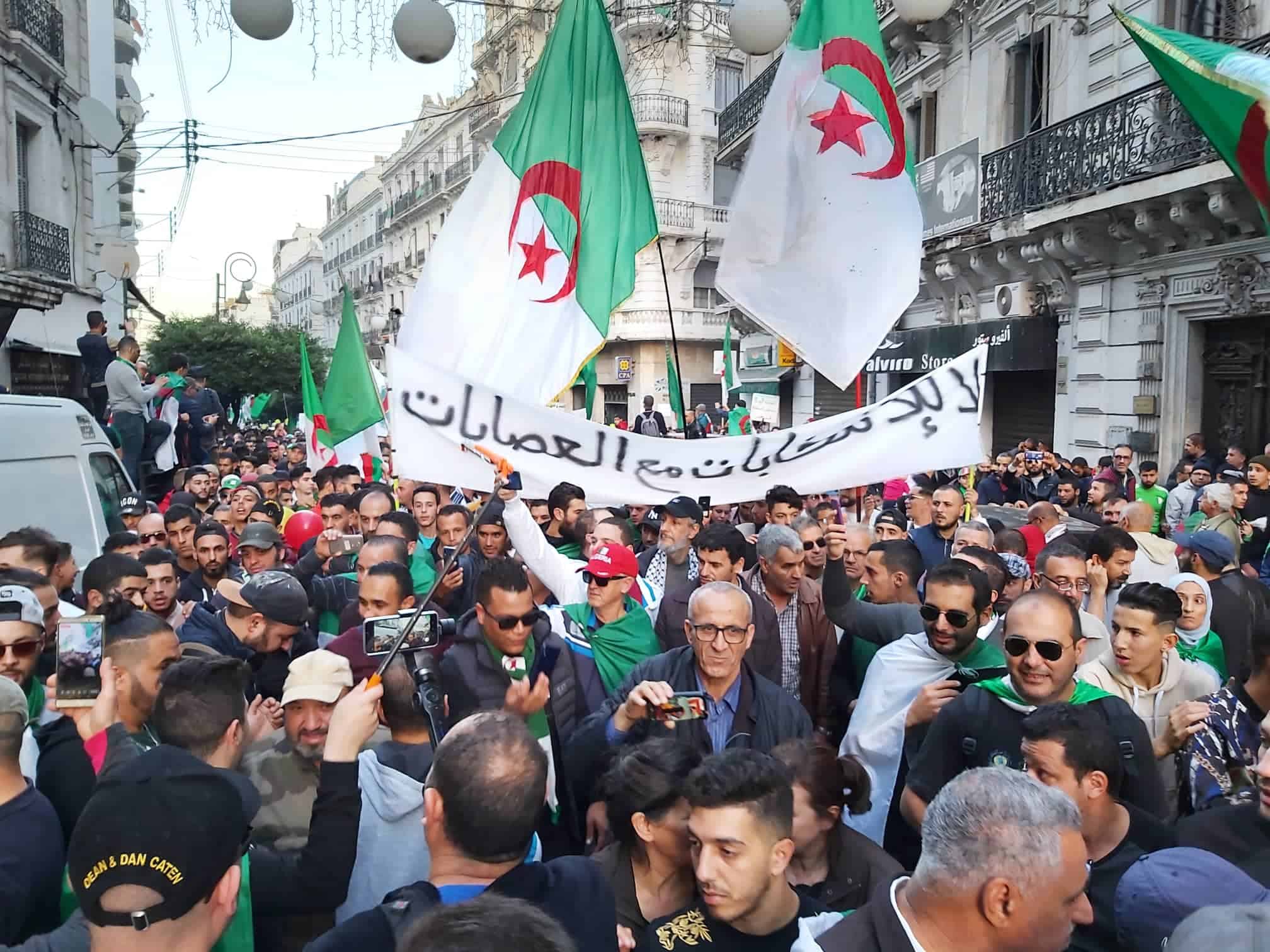 Le Hirak algérien exprime l'exaspération d’une population qui étouffe dans un système politique opaque aux institutions démocratiques factices Le Hirak algérien exprime l'exaspération d’une population qui étouffe dans un système politique opaque aux institutions démocratiques factices