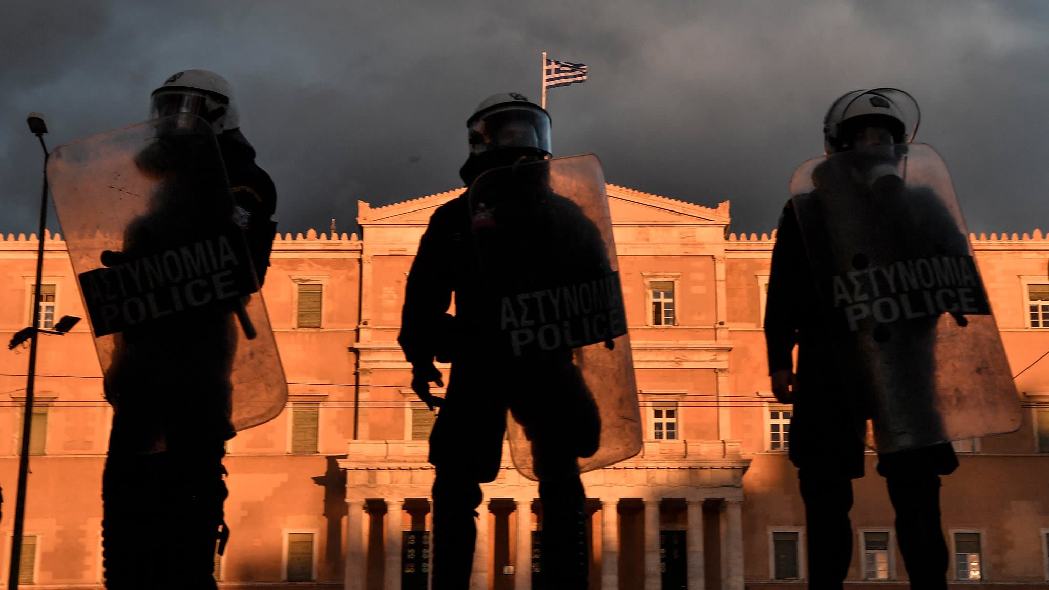 Tollé en Grèce suite à une intervention de musclée de la police pour faire respecter le confinement
