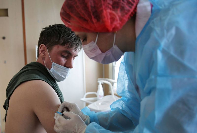 Le régulateur européen “convaincu” des bénéfices du vaccin AstraZeneca