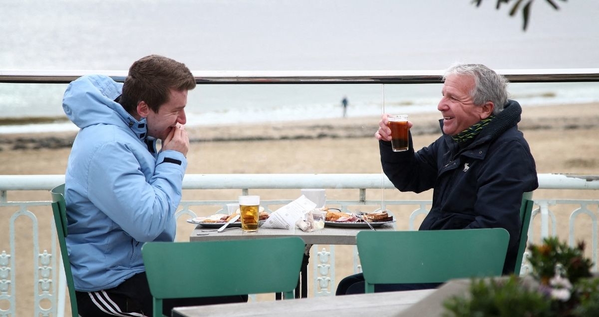 Les Anglais réinvestissent les terrasses des cafés Les Anglais réinvestissent les terrasses des cafés