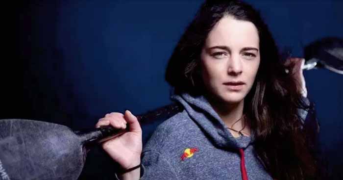 Nouria Newman, la fille avec le bateau bizarre Nouria Newman, la fille avec le bateau bizarre