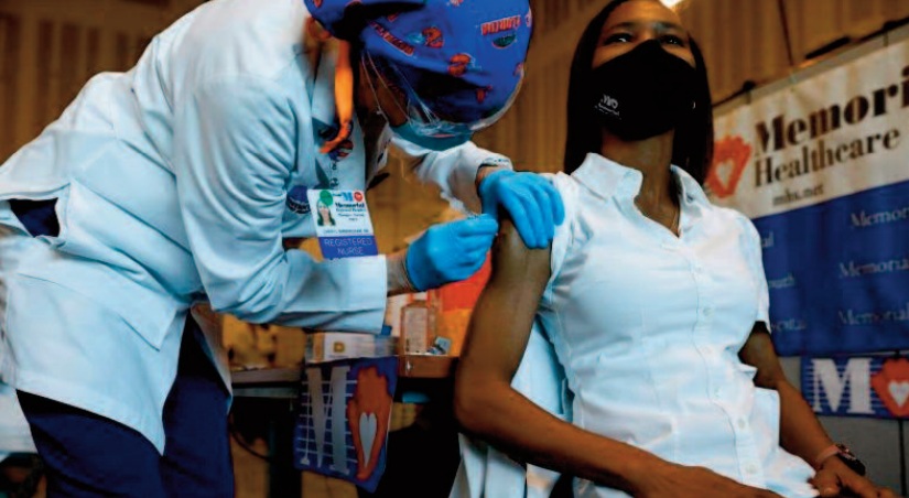 Vaccins pour tous aux Etats-Unis, confinement à New Delhi