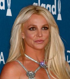 Alain Delon se paie Jean Dujardin, Omar Sy et Brad Pitt Alain Delon se paie Jean Dujardin, Omar Sy et Brad Pitt