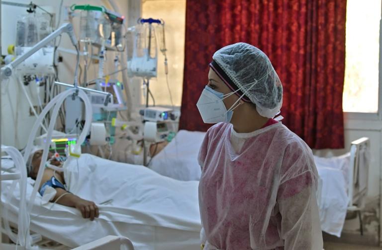 Face au “tsunami” de Covid en Tunisie, des hôpitaux débordés
