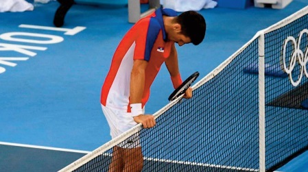 Djokovic repart bredouille et blessé de Tokyo