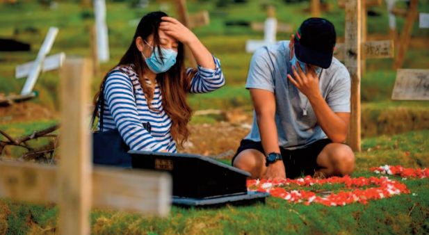 En Indonésie, de nombreux enfants succombent au coronavirus laissant des parents effondrés En Indonésie, de nombreux enfants succombent au coronavirus laissant des parents effondrés