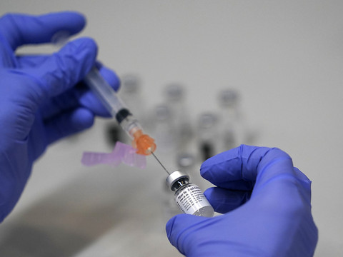 Les Etats-Unis autorisent pleinement le vaccin anti-Covid de Pfizer