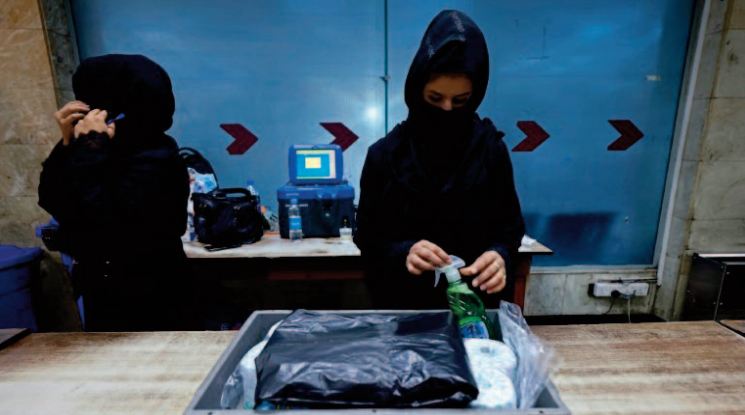 A l'aéroport de Kaboul, les “dernières femmes ” retravaillent malgré la peur