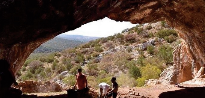 Découverte d'éléments de parure à la grotte de Bizmoune
