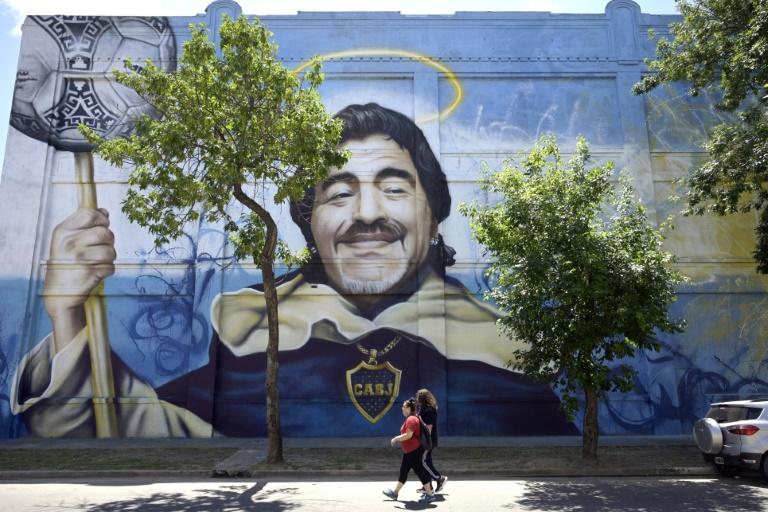 Maradona, un an après: Pendant les hommages, les procédures continuent