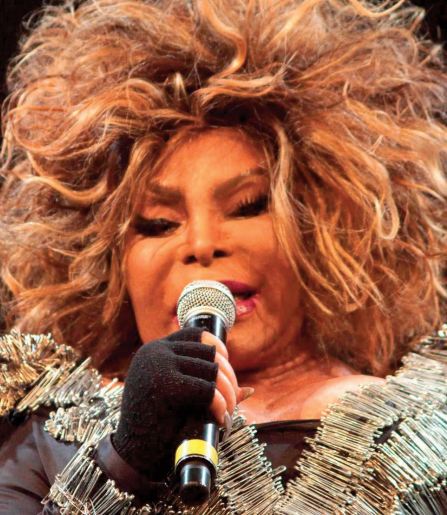 Elza Soares: La diva noire de la chanson brésilienne symbole de résistance et de courage Elza Soares: La diva noire de la chanson brésilienne symbole de résistance et de courage