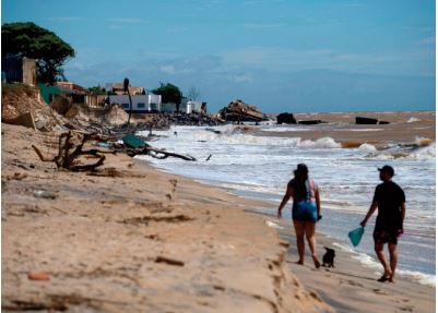 Au Brésil, une cité balnéaire disparaît sous la mer
