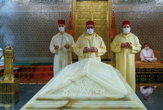 S.M le Roi, Amir Al Mouminine, se recueille sur la tombe de Feu S.M le Roi Mohammed V