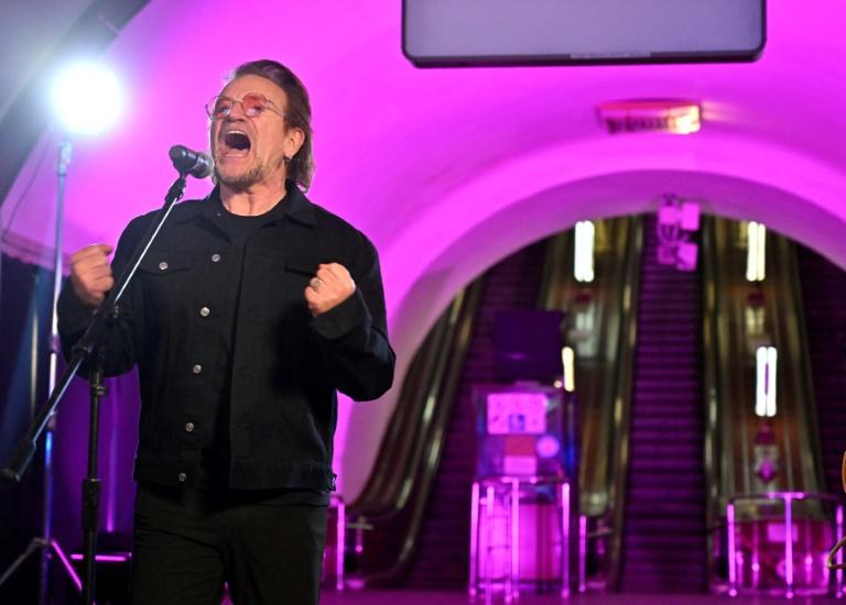 La rock star Bono chante la paix dans le métro de Kiev